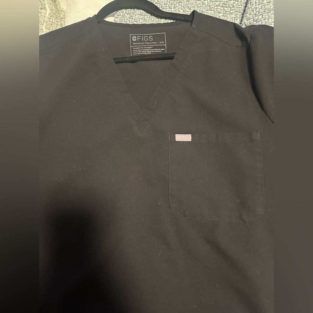 2 Women’s Black Figs Catarina One Pocket Scrub Tops